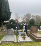Les élèves au monument aux morts du cimetière de La Salle