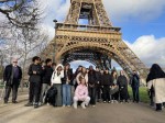 La classe devant la Tour Eiffel lors de la sortie à Paris