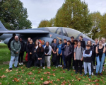 La classe défense devant un avion de chasse de la base 705